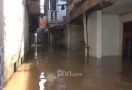 5 RW di Kampung Melayu Terendam Banjir Hampir 2 meter, Warga Pilih Bertahan di Rumah - JPNN.com