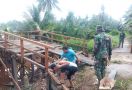 Personel Satgas TMMD Kebut Rehab Tiga Jembatan di Kotim - JPNN.com