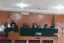 Terdakwa Asyik Ngopi saat Sidang, Hakim Abu Hanifah pun Berang - JPNN.com