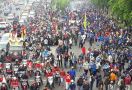 Ribuan Buruh Bikin Lumpuh Jalur Protokol Kota Bekasi, TNI dan Polri Siaga - JPNN.com