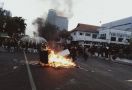 Surabaya Mencekam, Sejumlah Fasilitas Publik Dibakar, Anak Buah Risma Bilang Begini - JPNN.com
