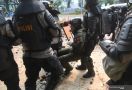 23 Polisi Terluka saat Aksi Demo Tolak UU Cipta Kerja, 4 Orang Masih Dirawat di RS Kramat Jati - JPNN.com
