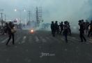 Polisi Tembakkan Gas Air Mata, Mahasiswa di Bekasi Mundur, Berlindung di Kampus - JPNN.com