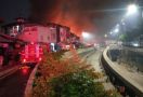 Demonstran Membakar Gedung Bioskop Senen, Petugas Damkar Takut jadi Sasaran - JPNN.com