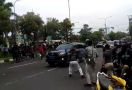 Sisa-sisa Kerusuhan di Bekasi, 2 Pos Polisi dan Mobil Kapolres Dirusak - JPNN.com