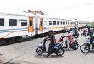 Kedisiplinan Masyarakat di Perlintasan Sebidang Kereta Api Masih Rendah, nih Buktinya - JPNN.com