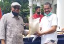 Warga KBM Jaya Terdampak Covid-19 Terima Sembako Bantuan PT PLN - JPNN.com