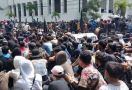 Pelempar Batu dari Atas Gedung ke Massa Penolak Cipta Kerja Akhirnya Terkuak, Oh Ternyata - JPNN.com