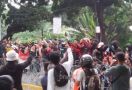 Kerusuhan Pecah Usai Demo Tolak UU Cipta Kerja, Batu Dibalas Gas Air Mata - JPNN.com