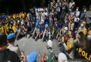 Sudah Malam, Demo di Banjarmasin Tak Juga Bubar, Kapolda Nico Afinta pun Duduk di Jalan - JPNN.com