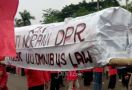 Ada Keranda, Dukun dan Mak Lampir di Tengah Demo Serikat Rakyat Miskin Indonesia - JPNN.com