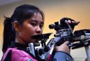 Dia Cantik dan Menembak Jago Banget, Nih Fotonya Saat Pegang Senapan! - JPNN.com