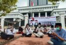 KPU Ogan Ilir Diskualifikasi Ilyas-Endang, Massa Gelar Aksi Damai ke Gedung MA - JPNN.com