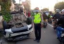Diduga Sopir Mengantuk, Mobil Tabrak Tiang Telepon dan Terguling di Daan Mogot - JPNN.com