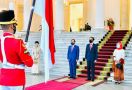 PM Jepang Disambut Presiden Jokowi dengan Protokol Kesehatan Covid-19 - JPNN.com