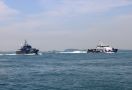 Lihat, Kapal Pemburu Bea Cukai dan Singapore Police Coast Guard Bertemu di Tengah Laut - JPNN.com