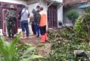 Desa Rancapanggung Cililin Diterjang Angin Puting Beliung, 17 Rumah Rusak - JPNN.com