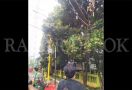 Seorang Pria di Depok Tiba-Tiba Memanjat Pohon, Lalu Mengumandangkan Azan - JPNN.com