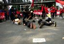 Berdemo Tolak UU Ciptaker, Mahasiswa Berteater Gambarkan Kesusahan Rakyat - JPNN.com