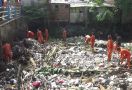 Menjijikkan! Tumpukan Sampah Sepanjang 100 Meter Selimuti Kali Jambe Bekasi - JPNN.com