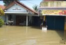 Banjir Cilacap Meluas dan Rendam Ribuan Rumah, Warga Positif Covid-19 Dievakuasi - JPNN.com