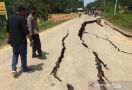 Jalan Perbatasan Riau-Sumbar Amblas, Kompol Sri Rahayu: Pengendara Tolong Berhati-hati - JPNN.com