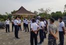Jalin Toleransi, Prajurit Satkor Koarmada II Bersihkan Tempat Ibadah - JPNN.com