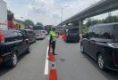 Siang Ini Tol Japek Macet, Contraflow Sepanjang 14 KM Diterapkan, Catat Titiknya - JPNN.com