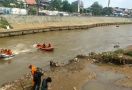 Lagi Asyik Berenang, Jaki Mubarok Hanyut di Sungai Ciliwung - JPNN.com