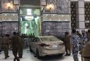 Heboh! Mobil Terobos Pembatas dan Tabrak Gerbang Masjidilharam, Begini Kondisi Pelaku - JPNN.com