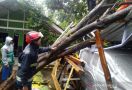 Cicalengka Bandung Diterjang Angin Kencang, Puluhan Rumah Rusak - JPNN.com