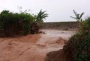 Tanggul Sungai Jebol, Padi Siap Panen Terendam, Tambak Rusak - JPNN.com