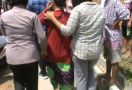 Pulang Melaut, FN Terima Laporan dari Anak, Sang Istri Digerebek Warga saat Berduaan dengan Lelaki Lain - JPNN.com