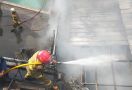 Satu Kafe di Kemang Jakarta Selatan Ludes Terbakar, 14 Mobil Damkar Dikerahkan - JPNN.com