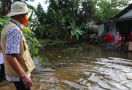 Ganjar Susah Payah Mendayung Perahu Kayu Demi Mengunjungi Ratusan Warga Desa yang Terisolir ini - JPNN.com