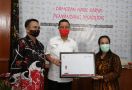 Mensos Juliari Borong Kain Batik Ciprat, Karya Penyandang Disabilitas di Temanggung - JPNN.com