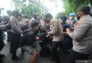 Orang Ini Bersiap Menyerang Polisi di Tengah Demo Mahasiswa, Siapa Dia? - JPNN.com
