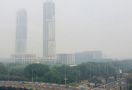 Kabut Tebal Selimuti Langit Pagi Ini, Kualitas Udara Jakarta Terburuk Kelima di Dunia - JPNN.com