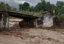 Dua Desa di Paiker Diterjang Banjir, Jembatan Putus, Sawah Rusak, Warga Diminta Waspada - JPNN.com