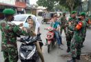 Tentara di Medan Baik Banget Sampai-Sampai Memasangkan Masker Kepada Seorang Gadis - JPNN.com