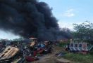 Bum! Gudang Bus Transjakarta Terbakar, Warga Panik, Terdengar Ledakan - JPNN.com