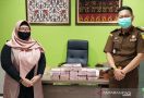 Lihat, Tumpukan Uang Ini Hasil Korupsi yang Dikembalikan Azwar - JPNN.com