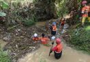 Pengendara Motor yang Terseret Banjir Ditemukan Tewas di Antara Tumpukan Sampah - JPNN.com