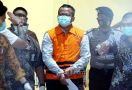 Lihat, Menteri Edhy Sudah Pakai Rompi Tahanan KPK dan Diborgol - JPNN.com