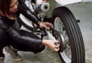 Jangan Asal, Mengencangkan Rantai Motor Ternyata Ada Aturannya - JPNN.com