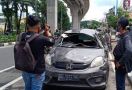 Gagal Menyalip Fortuner, Honda Brio Terguling, Lihat Begini Kondisinya - JPNN.com