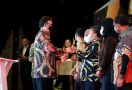 Top, Sekda Sumedang Raih Piala Adhigana dari MenPAN-RB di Ajang Anugerah ASN 2020 - JPNN.com