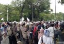 Berusaha Melawan Polisi Saat Akan Dibubarkan, 155 Massa Aksi 1812 Ditangkap - JPNN.com