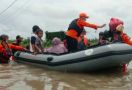 Ratusan Rumah di Makassar Terendam Banjir, Tim SAR Gabungan Sigap Evakuasi Warga - JPNN.com
