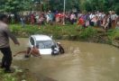 Diduga Sopir Mengantuk, Mobil Terjun ke Sungai, Ada 3 Penumpang di Dalamnya - JPNN.com